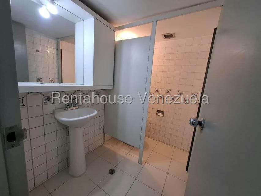 Comercial (Local Comercial) en Alquiler en Los Palos Grandes, Distrito Metropolitano - 4