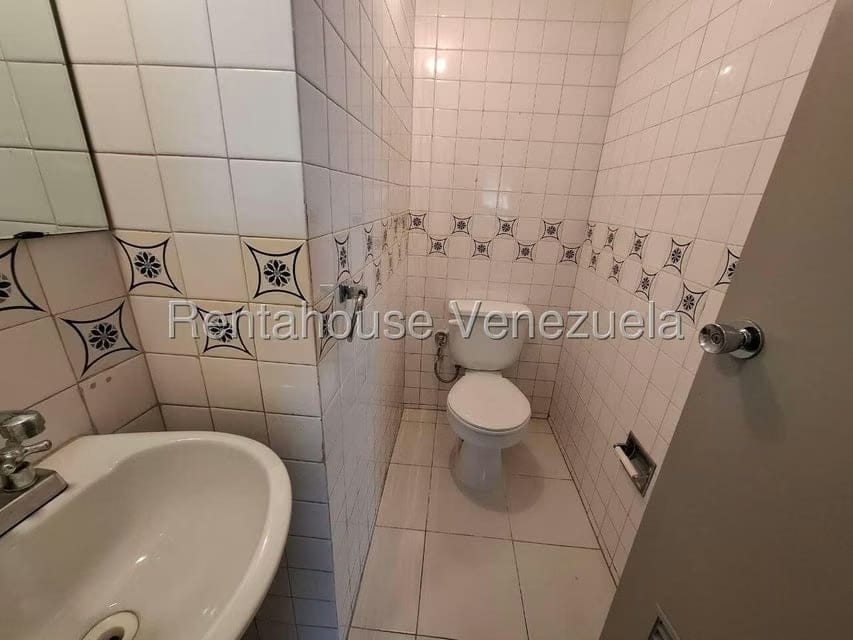 Comercial (Local Comercial) en Alquiler en Los Palos Grandes, Distrito Metropolitano - 8