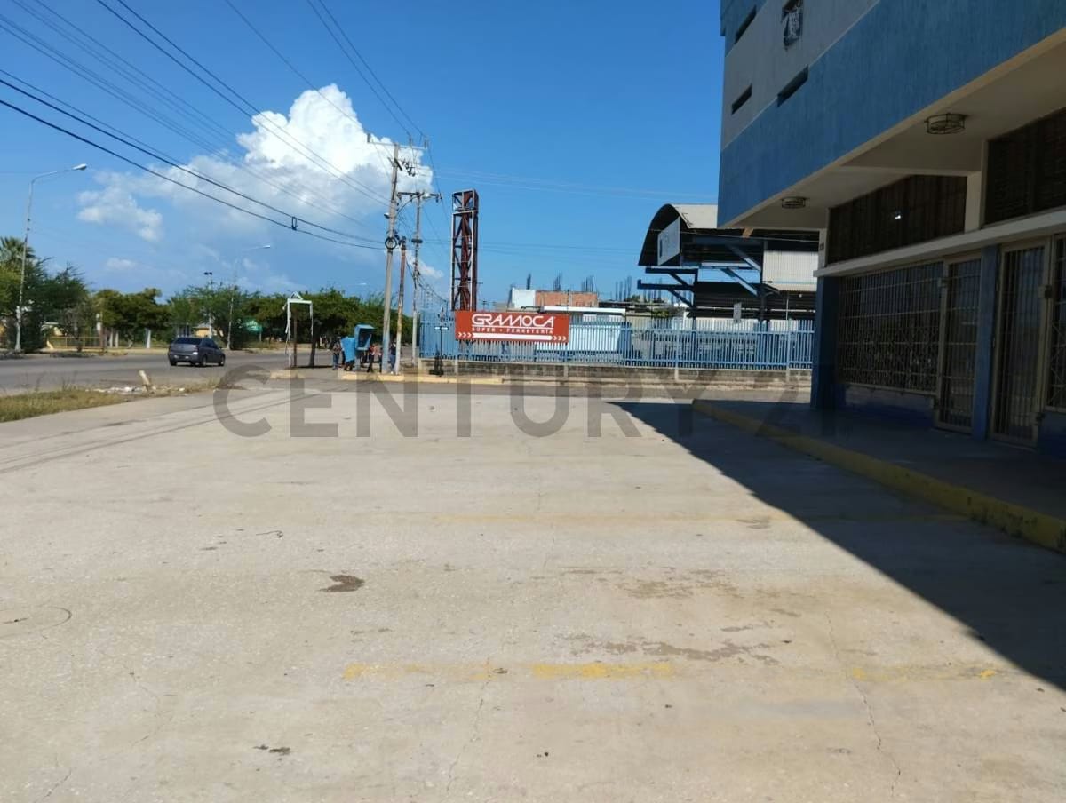 Local Comercial en Edificio Fusagri, frente al Estadio Luis Aparicio - 10