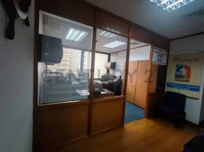 VENTA DE OFICINA CHACAO 3OFICINAS/4CUBICULOS/1COCINA/2BAÑOS/1RECEPCION - 2