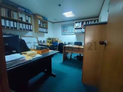 VENTA DE OFICINA CHACAO 3OFICINAS/4CUBICULOS/1COCINA/2BAÑOS/1RECEPCION - 5