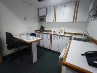 VENTA DE OFICINA CHACAO 3OFICINAS/4CUBICULOS/1COCINA/2BAÑOS/1RECEPCION - 10