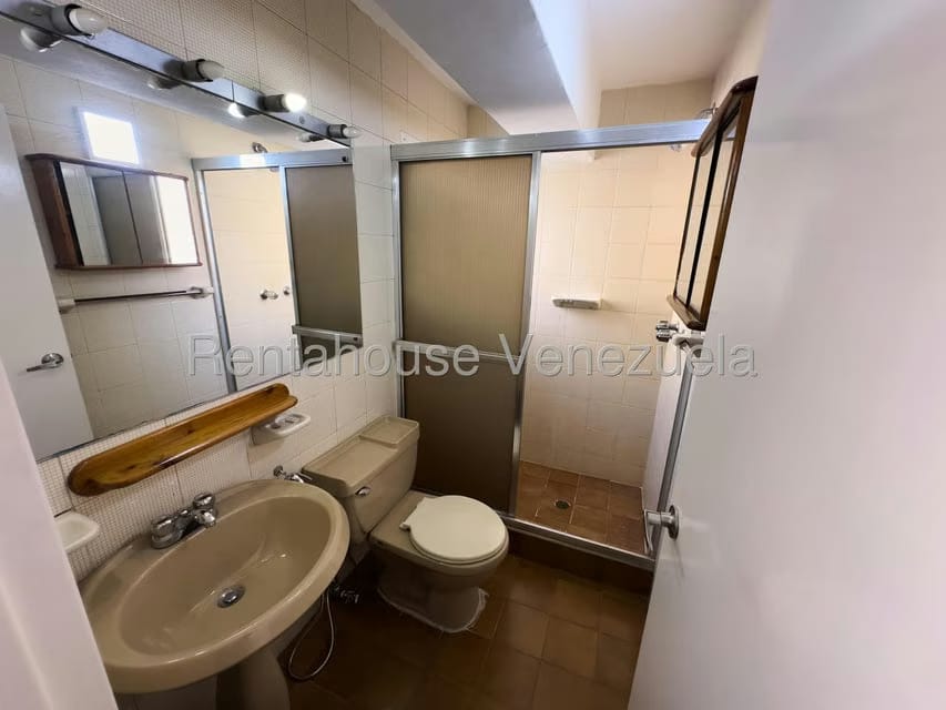 Apartamento (1 Nivel) en Alquiler en Los Palos Grandes, Distrito Metropolitano - 12