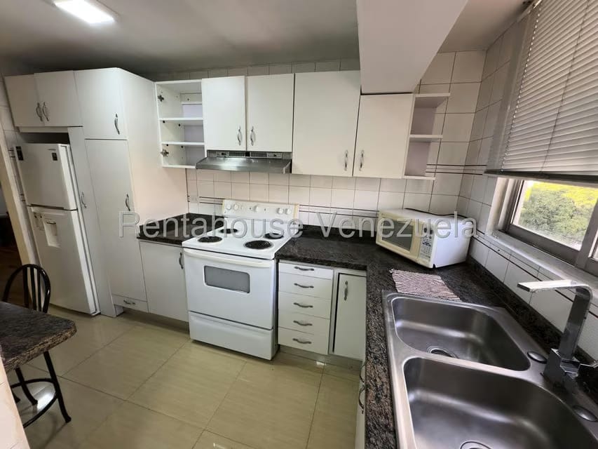 Apartamento (1 Nivel) en Alquiler en Los Palos Grandes, Distrito Metropolitano - 15