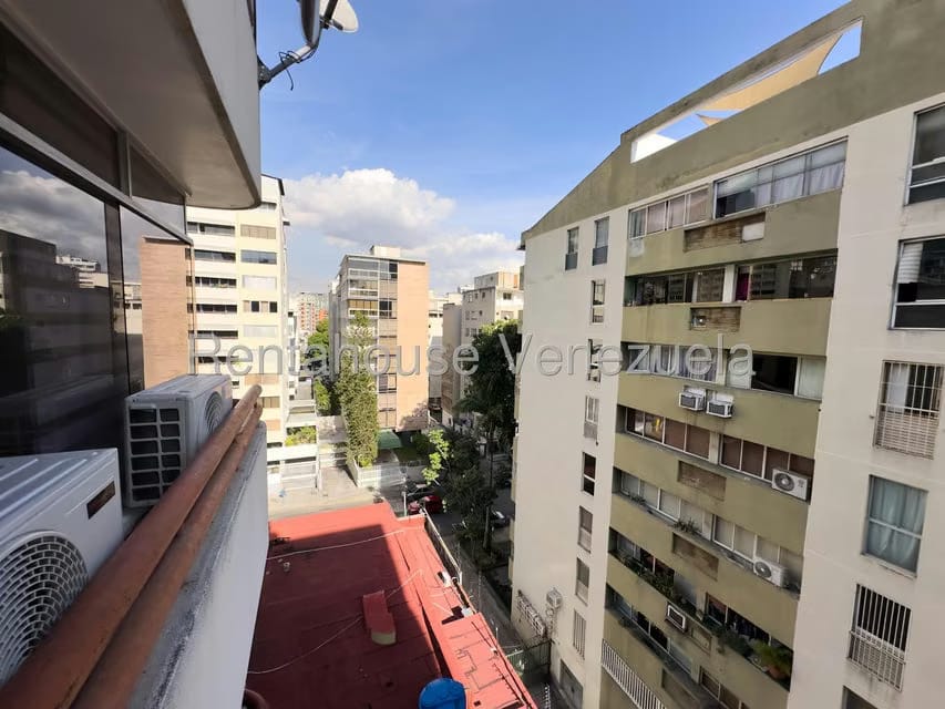 Apartamento (1 Nivel) en Alquiler en Los Palos Grandes, Distrito Metropolitano - 16