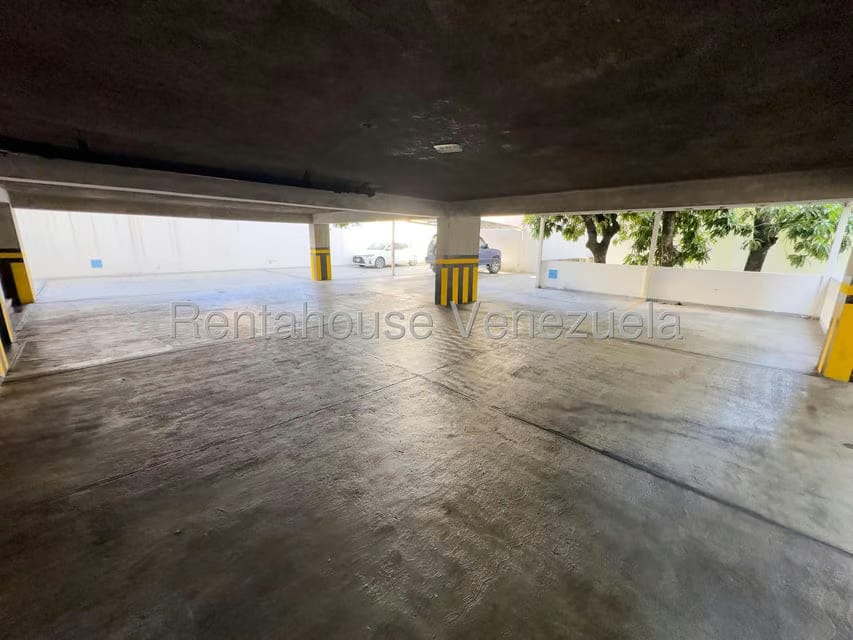 Apartamento (1 Nivel) en Alquiler en Los Palos Grandes, Distrito Metropolitano - 17