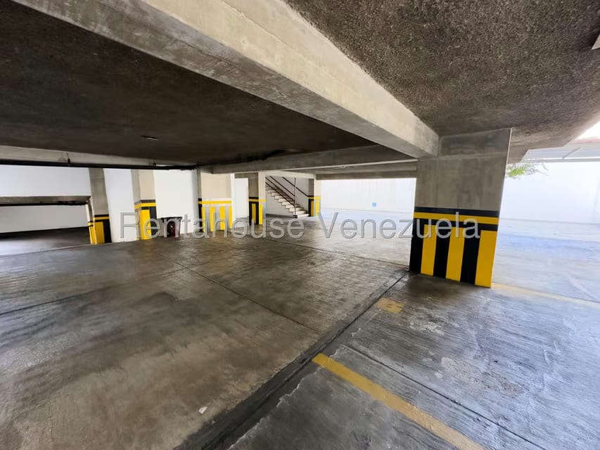 Apartamento (1 Nivel) en Alquiler en Los Palos Grandes, Distrito Metropolitano - 18