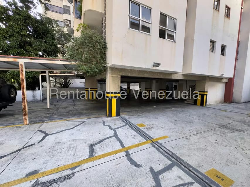 Apartamento (1 Nivel) en Alquiler en Los Palos Grandes, Distrito Metropolitano - 19