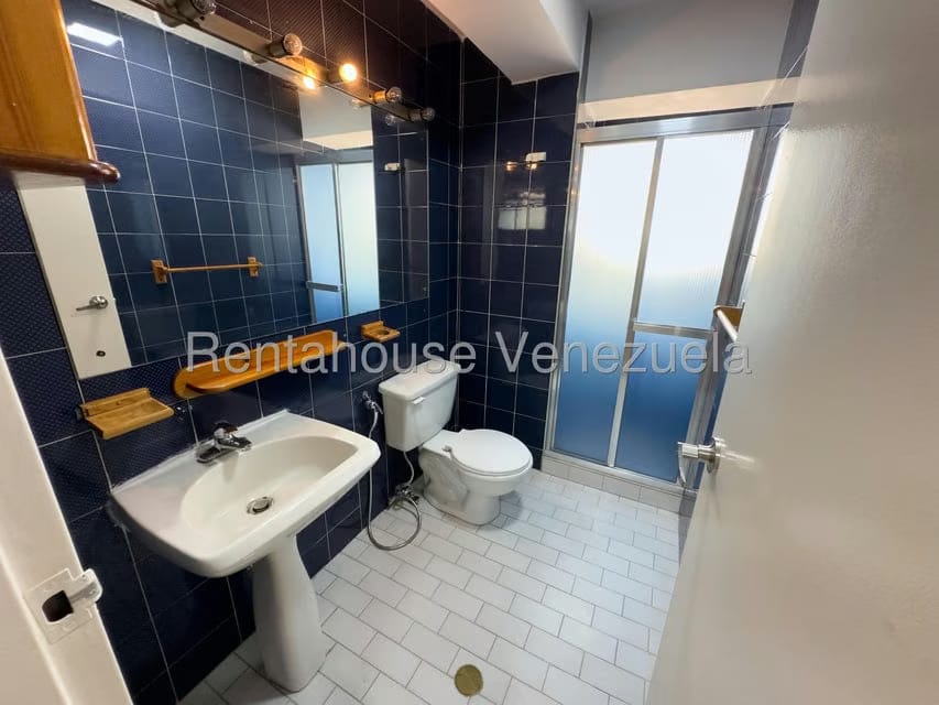 Apartamento (1 Nivel) en Alquiler en Los Palos Grandes, Distrito Metropolitano - 9