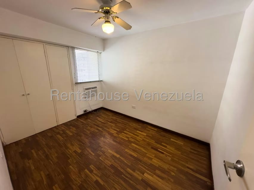 Apartamento (1 Nivel) en Alquiler en Los Palos Grandes, Distrito Metropolitano - 10