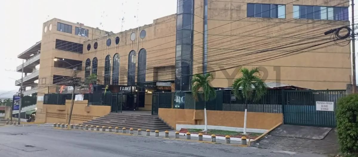 Excelente local de 150 mts2 en venta en el Centro Comercial Refugio.