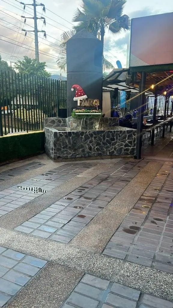 Excelente local de 150 mts2 en venta en el Centro Comercial Refugio. - 2