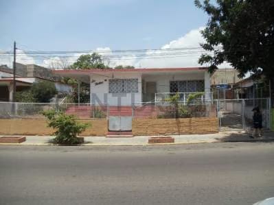 Casa en venta disponible para comercio Av. 13A.