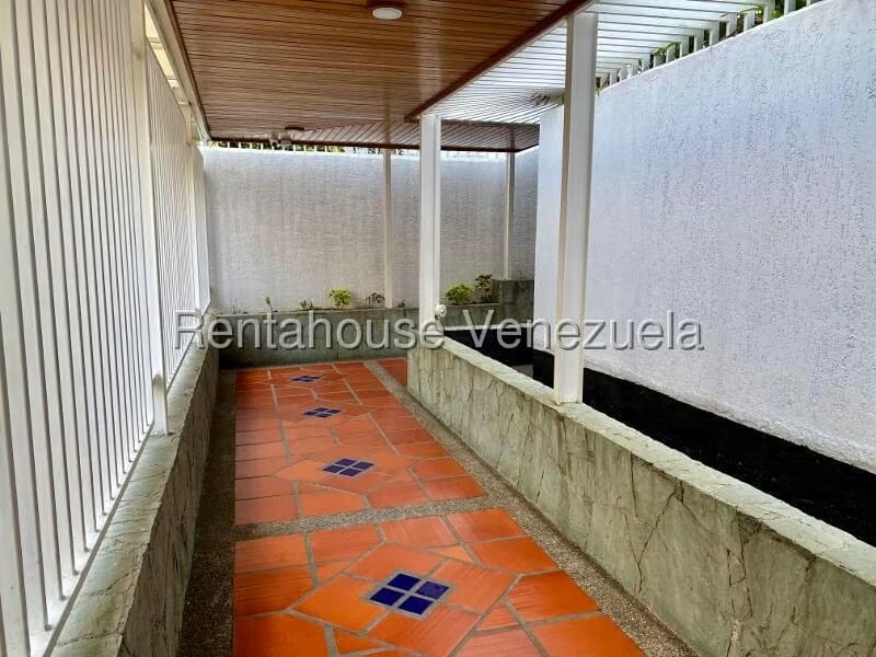 Apartamento (1 Nivel) en Alquiler en Los Palos Grandes, Distrito Metropolitano - 2