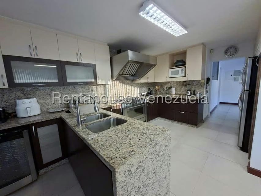 Apartamento (1 Nivel) en Alquiler en Los Palos Grandes, Distrito Metropolitano - 13