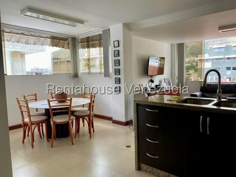 Apartamento (1 Nivel) en Alquiler en Los Palos Grandes, Distrito Metropolitano - 16