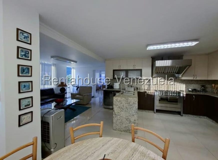 Apartamento (1 Nivel) en Alquiler en Los Palos Grandes, Distrito Metropolitano - 17