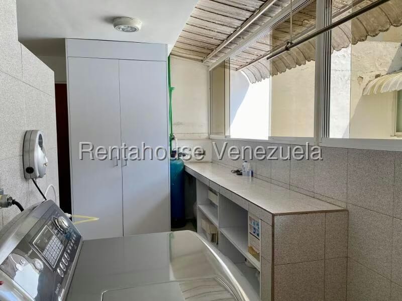 Apartamento (1 Nivel) en Alquiler en Los Palos Grandes, Distrito Metropolitano - 22