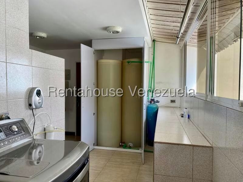 Apartamento (1 Nivel) en Alquiler en Los Palos Grandes, Distrito Metropolitano - 23