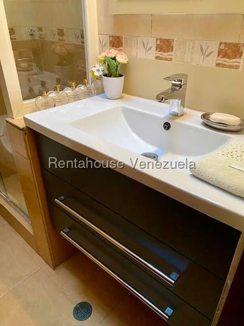 Apartamento (1 Nivel) en Alquiler en Los Palos Grandes, Distrito Metropolitano - 24