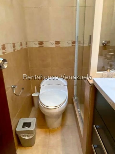 Apartamento (1 Nivel) en Alquiler en Los Palos Grandes, Distrito Metropolitano - 25