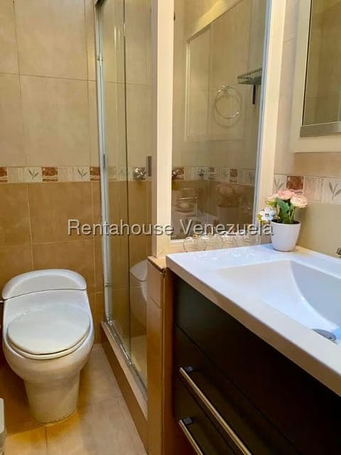 Apartamento (1 Nivel) en Alquiler en Los Palos Grandes, Distrito Metropolitano - 26