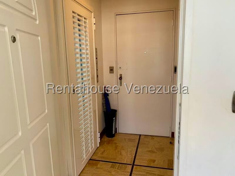 Apartamento (1 Nivel) en Alquiler en Los Palos Grandes, Distrito Metropolitano - 4