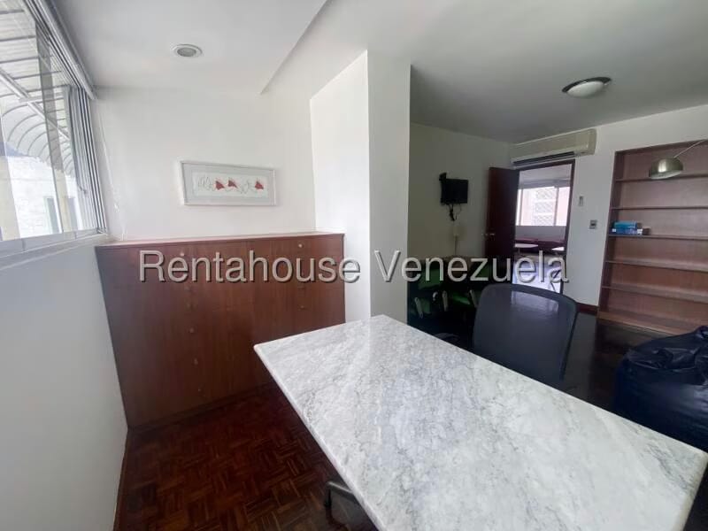Apartamento (1 Nivel) en Alquiler en Los Palos Grandes, Distrito Metropolitano - 36