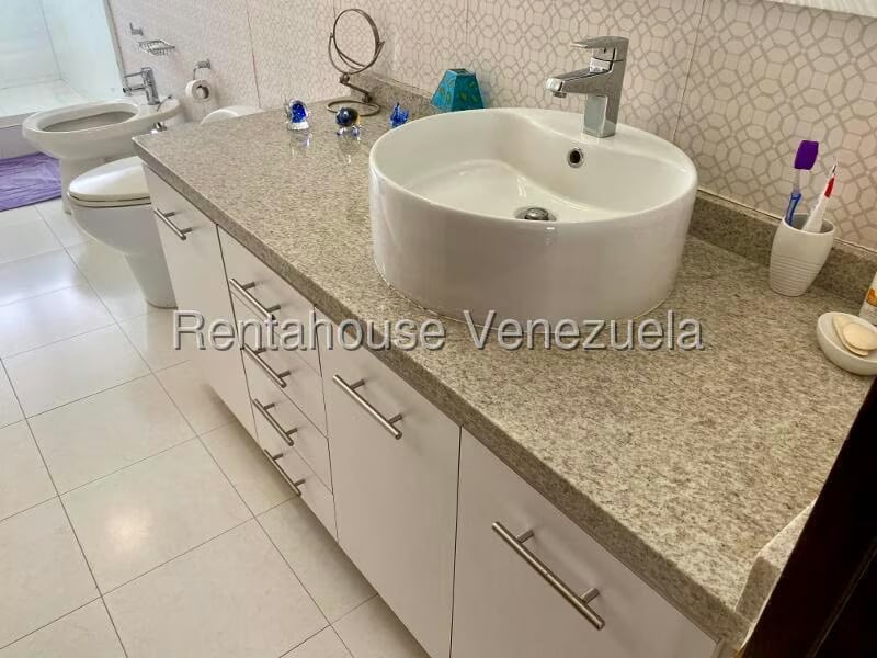 Apartamento (1 Nivel) en Alquiler en Los Palos Grandes, Distrito Metropolitano - 40