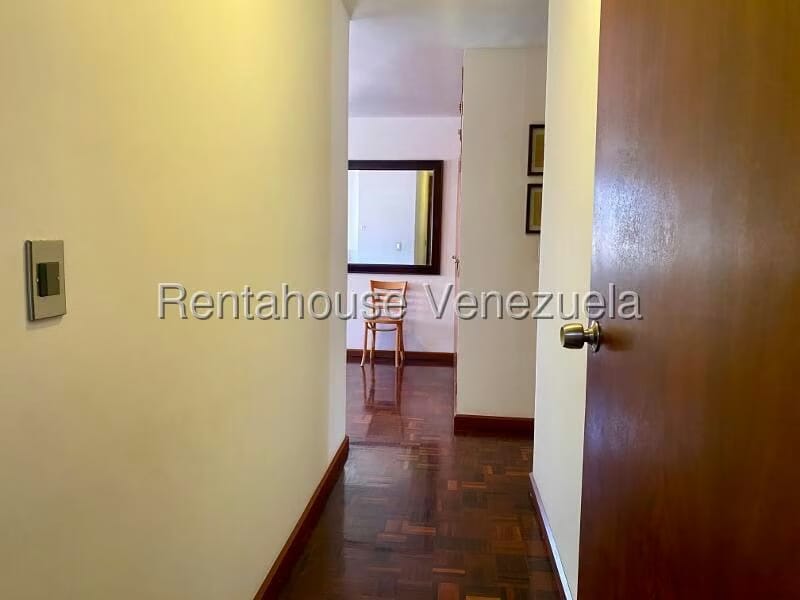 Apartamento (1 Nivel) en Alquiler en Los Palos Grandes, Distrito Metropolitano - 43