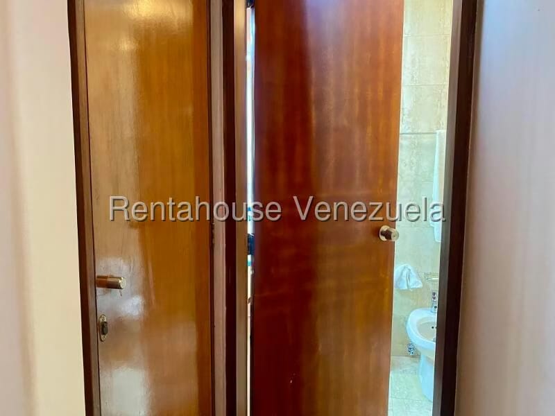Apartamento (1 Nivel) en Alquiler en Los Palos Grandes, Distrito Metropolitano - 50