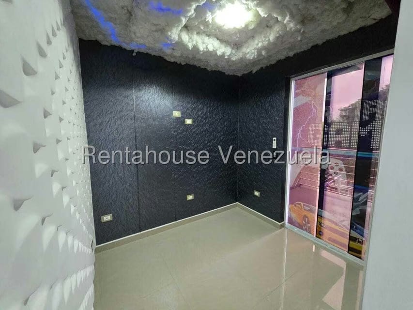 Townhouse (Duplex) en Venta en Colinas de Santa Monica, Distrito Metropolitano - 13