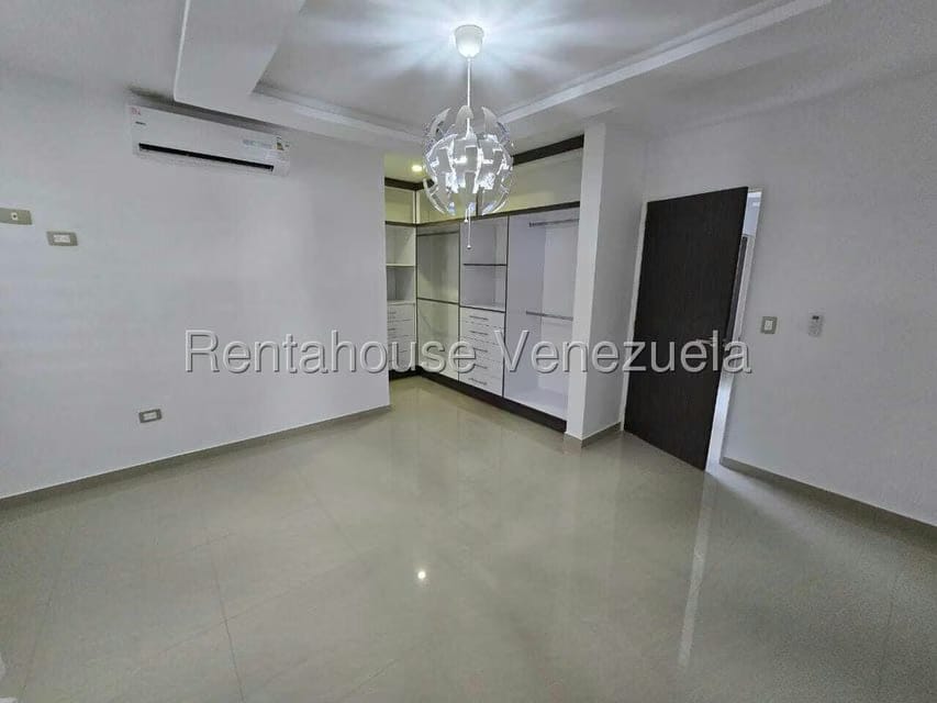Townhouse (Duplex) en Venta en Colinas de Santa Monica, Distrito Metropolitano - 28