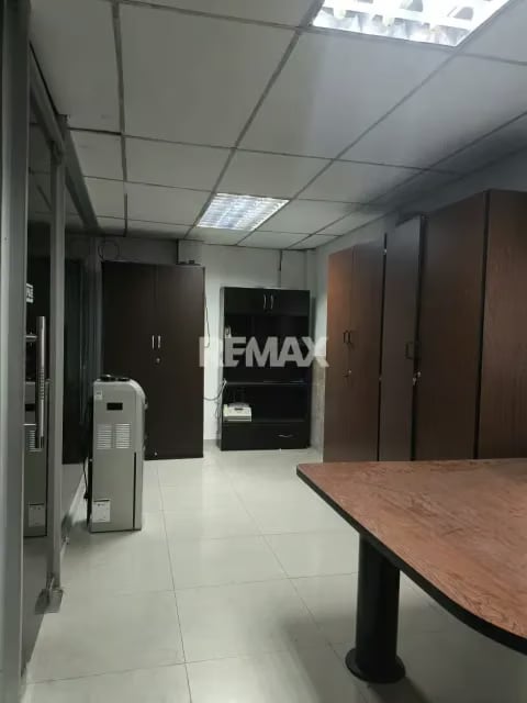 Local en Av Pedro león torres - 13