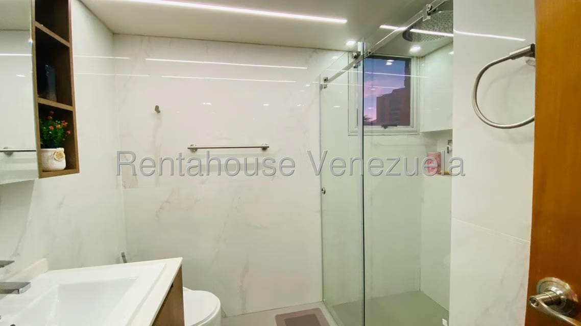 Apartamento (Duplex) en Venta en La Bonita, Distrito Metropolitano - 24