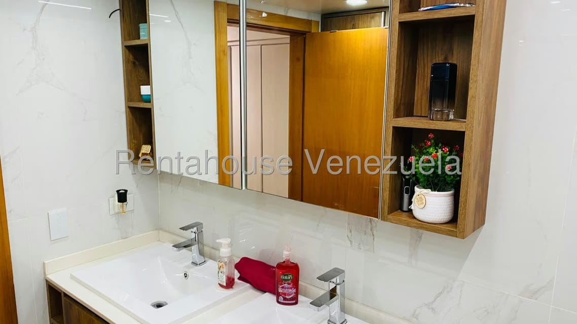 Apartamento (Duplex) en Venta en La Bonita, Distrito Metropolitano - 25