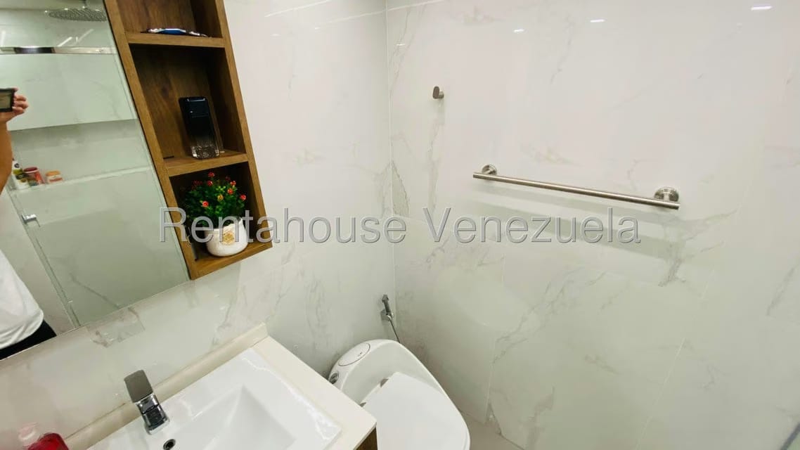 Apartamento (Duplex) en Venta en La Bonita, Distrito Metropolitano - 26