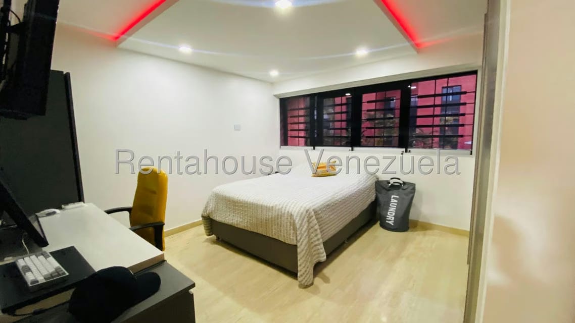 Apartamento (Duplex) en Venta en La Bonita, Distrito Metropolitano - 28