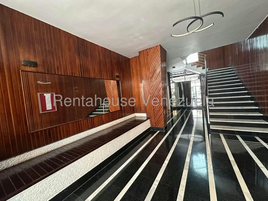 Apartamento (1 Nivel) en Alquiler en Los Palos Grandes, Distrito Metropolitano - 2