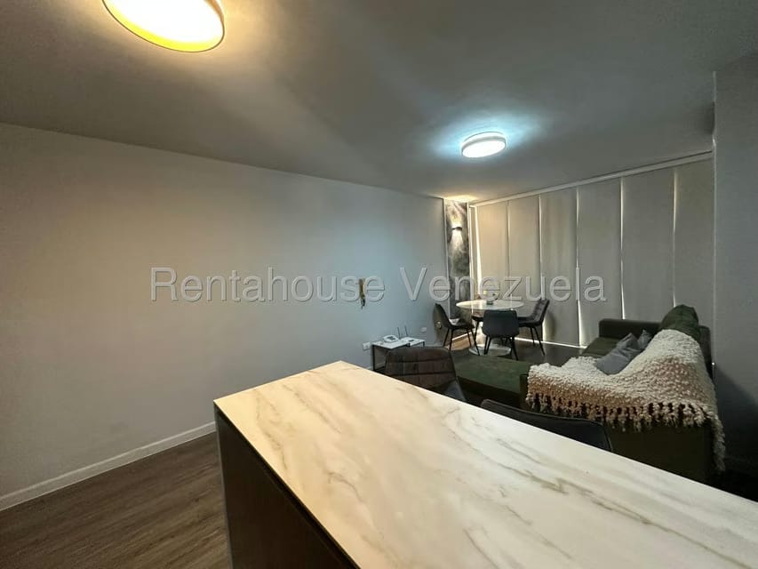 Apartamento (1 Nivel) en Alquiler en Los Palos Grandes, Distrito Metropolitano - 12