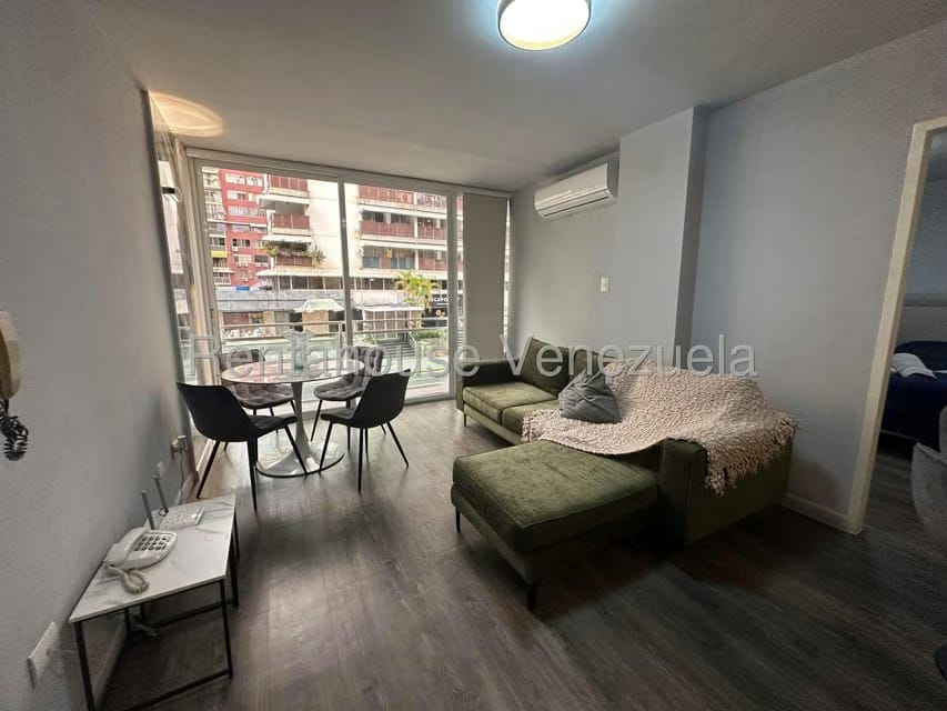 Apartamento (1 Nivel) en Alquiler en Los Palos Grandes, Distrito Metropolitano - 16