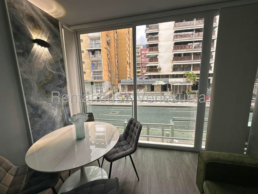 Apartamento (1 Nivel) en Alquiler en Los Palos Grandes, Distrito Metropolitano - 17