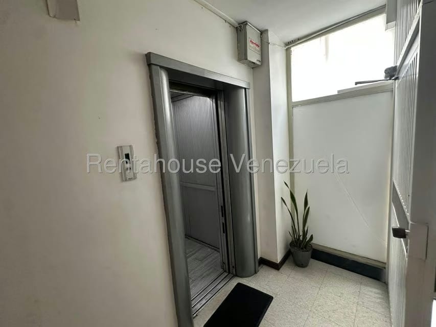 Apartamento (1 Nivel) en Alquiler en Los Palos Grandes, Distrito Metropolitano - 3