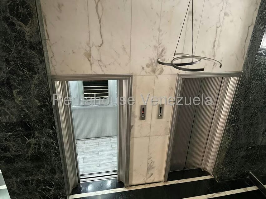 Apartamento (1 Nivel) en Alquiler en Los Palos Grandes, Distrito Metropolitano - 23