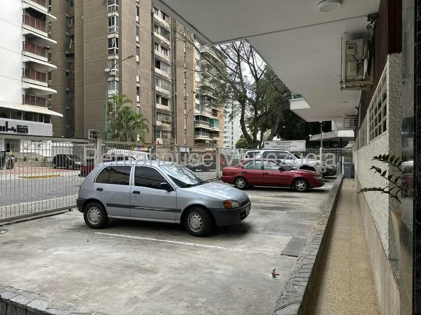 Apartamento (1 Nivel) en Alquiler en Los Palos Grandes, Distrito Metropolitano - 25