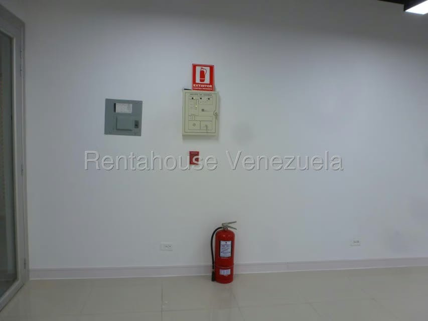 Comercial (Oficina) en Alquiler en Los Dos Caminos, Distrito Metropolitano - 18