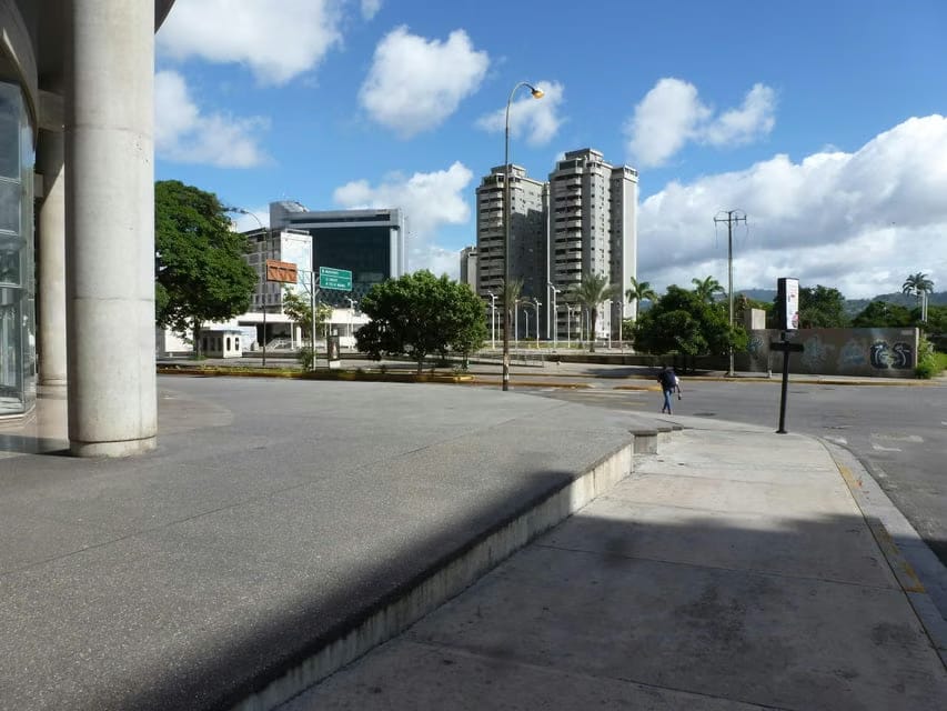 Comercial (Oficina) en Alquiler en Los Dos Caminos, Distrito Metropolitano - 4