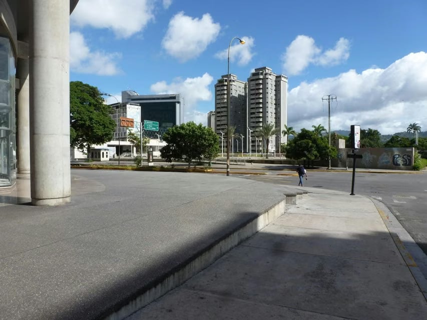 Comercial (Oficina) en Alquiler en Los Dos Caminos, Distrito Metropolitano - 4