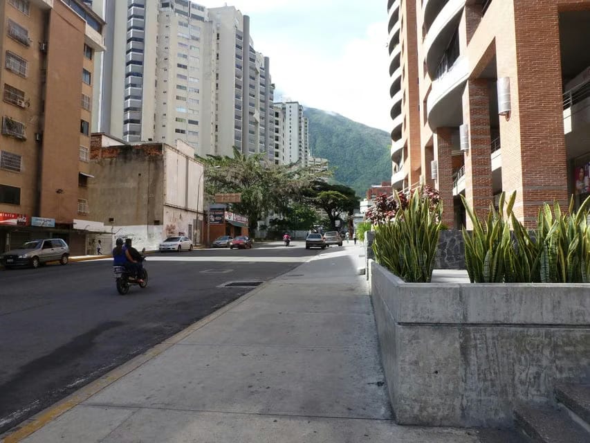 Comercial (Oficina) en Alquiler en Los Dos Caminos, Distrito Metropolitano - 5