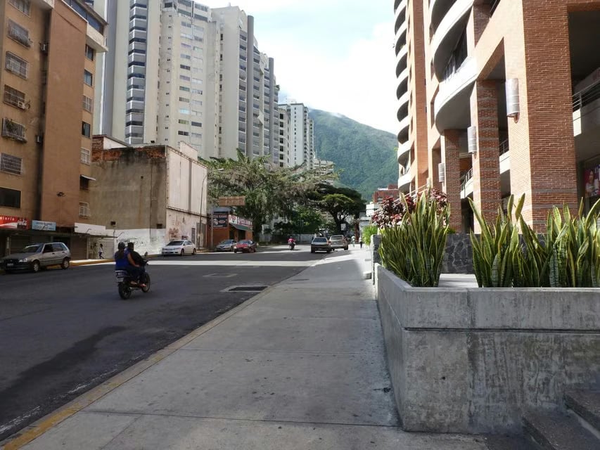 Comercial (Oficina) en Alquiler en Los Dos Caminos, Distrito Metropolitano - 5